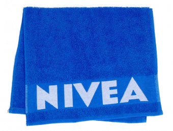 Махровое полотенце с логотипом фитнес клуба в бордюре на заказ